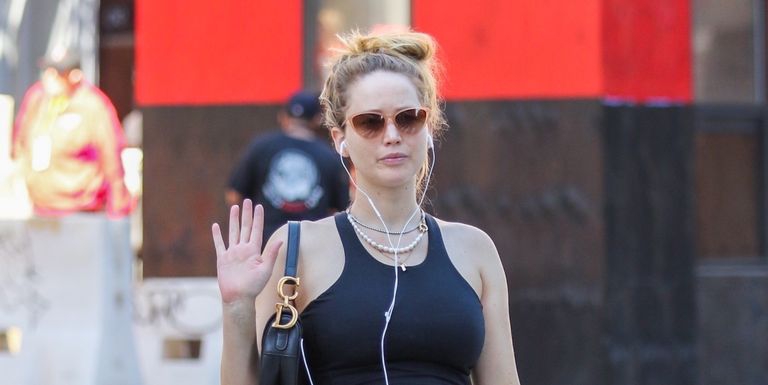 Jennifer Lawrence Membawa Buah Hati Dalam Perutnya Berjalan-jalan