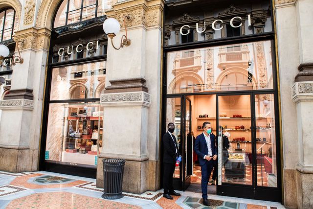 Pemandangan toko Gucci di Milan’s Galleria Vittorio Emanuele, sesaat setelah dibuka kembali pada bulan Mei.