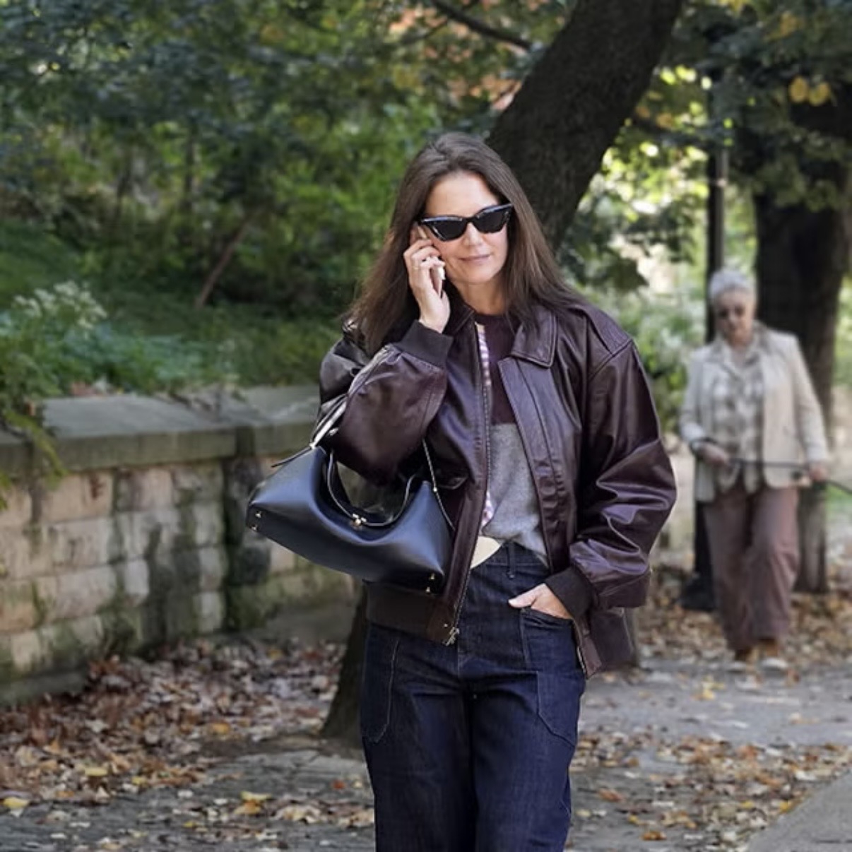 Katie Holmes Tampil dengan Lapisan Earth Tone untuk Musim Gugur