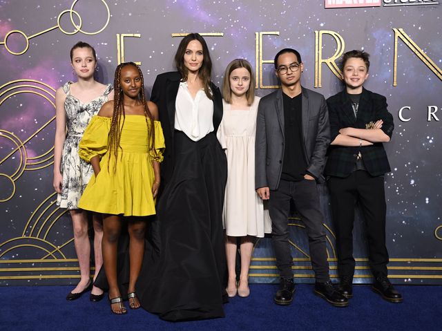 Putri Angelina Jolie, Shiloh, Mengenakan Gaun Dior Milik Ibunya