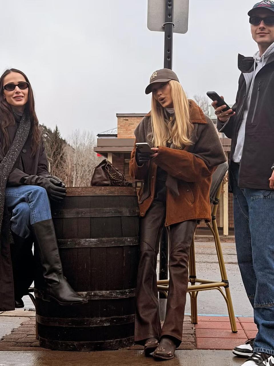 Bella Hadid Bawa Gaya Western ke Aspen dengan Celana Kulit Lace-Up dan Sepatu Cowboy