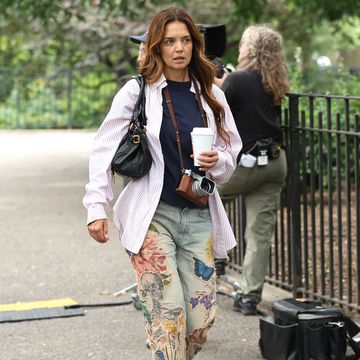 Katie Holmes Kenakan Denim Patchwork Saat Syuting Film Terbarunya