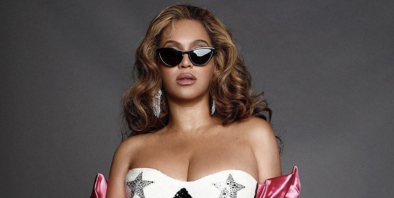 Beyonce Terlihat Sangat Memesona dalam Gaun Strapless dan Pink Gloves