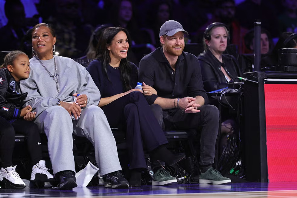 Duchess Meghan Mengenakan Sweater Kasmir dan Celana Jeans Ketat Untuk Kencan di Pinggir Lapangan Bersama Pangeran Harry.