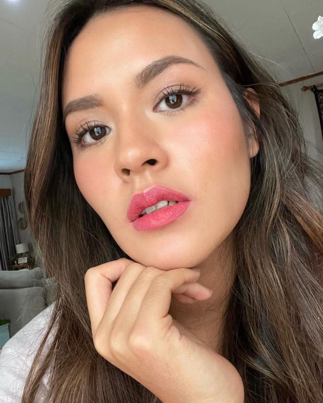 Raisa Kenakan Gaun Ruffle Biru Tua Cantik Saat Tampil di Acara Konser Virtual