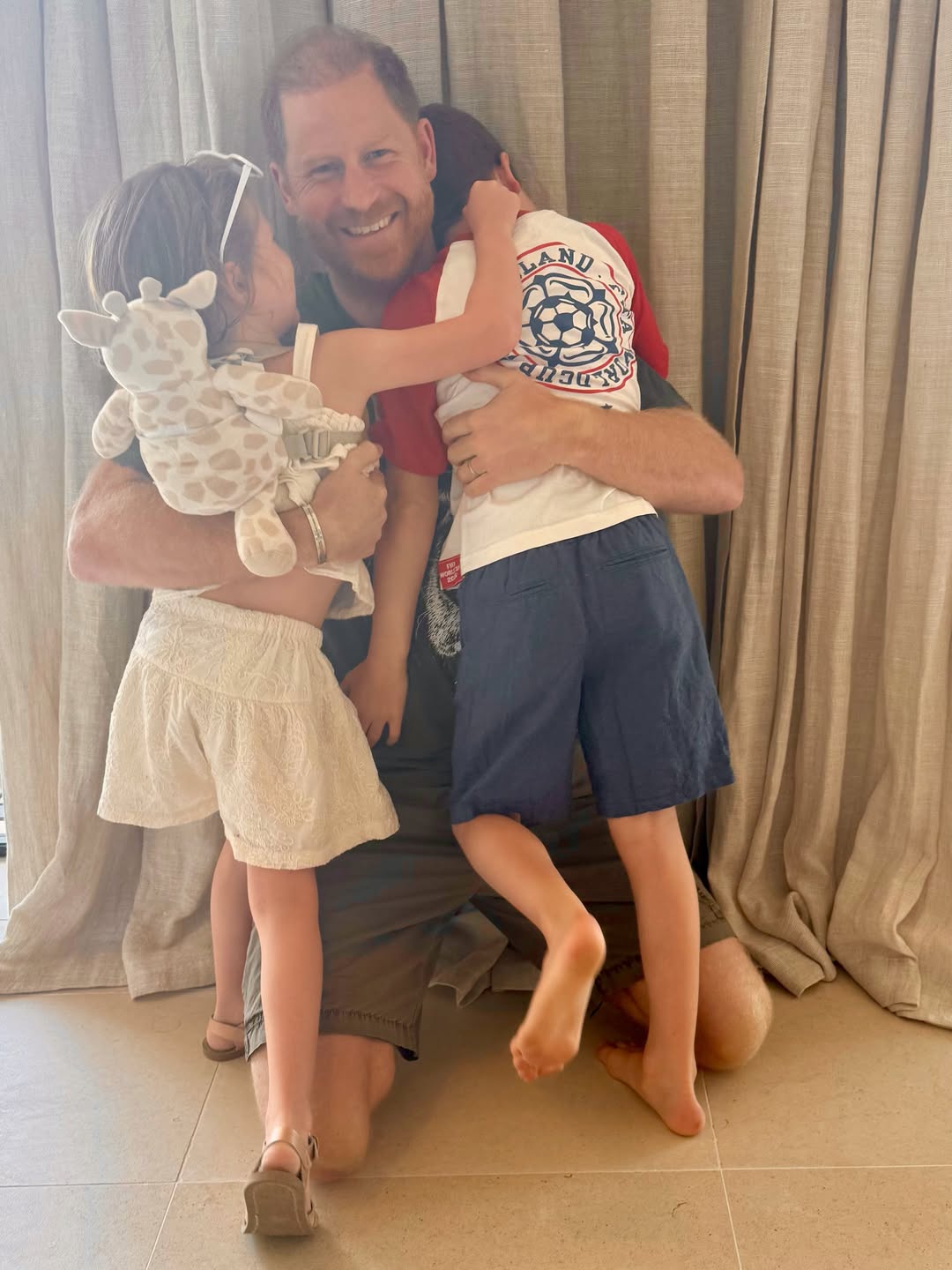 Duchess Meghan Membagikan Foto Manis Pangeran Harry dan Anak-Anaknya untuk Hari Ayah