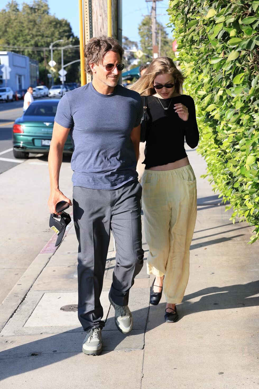 Gigi Hadid Tampil Santai dengan Celana Kuning yang Pas untuk Musim Panas
