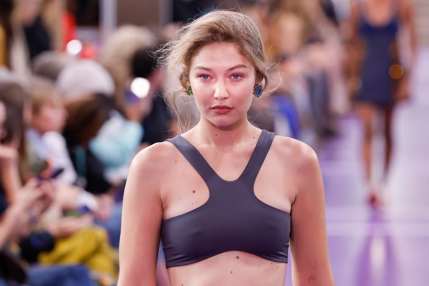 Gigi Hadid Tutup Runway dengan Stretchy Bra dan Rok Berhias Permata