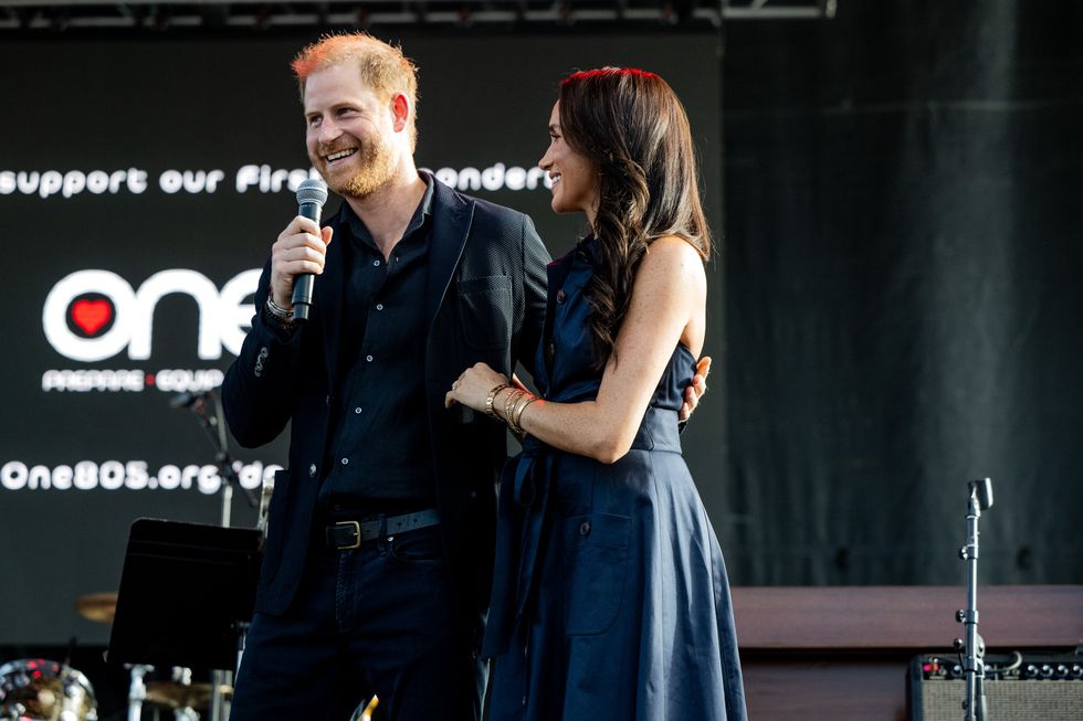 Meghan Markle Mengenakan Shirtdress Carolina Herrera dalam Kemunculan Mengejutkan Bersama Pangeran Harry