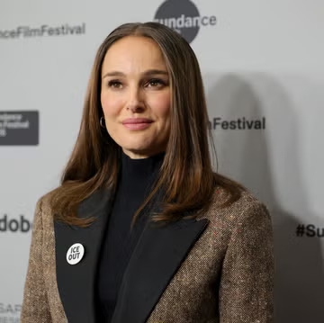 Natalie Portman Membawa Pin 