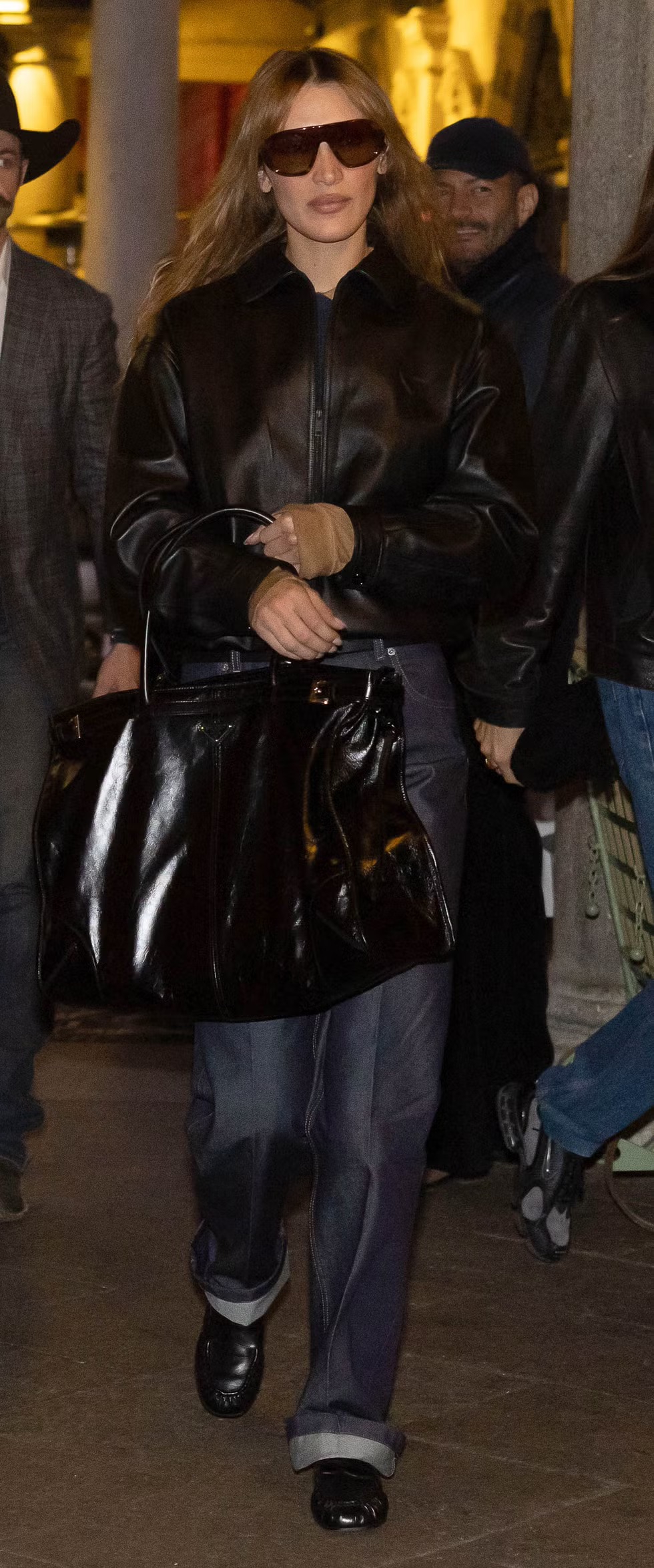 Bella Hadid Tampil Serba Prada di Milan Fashion Week