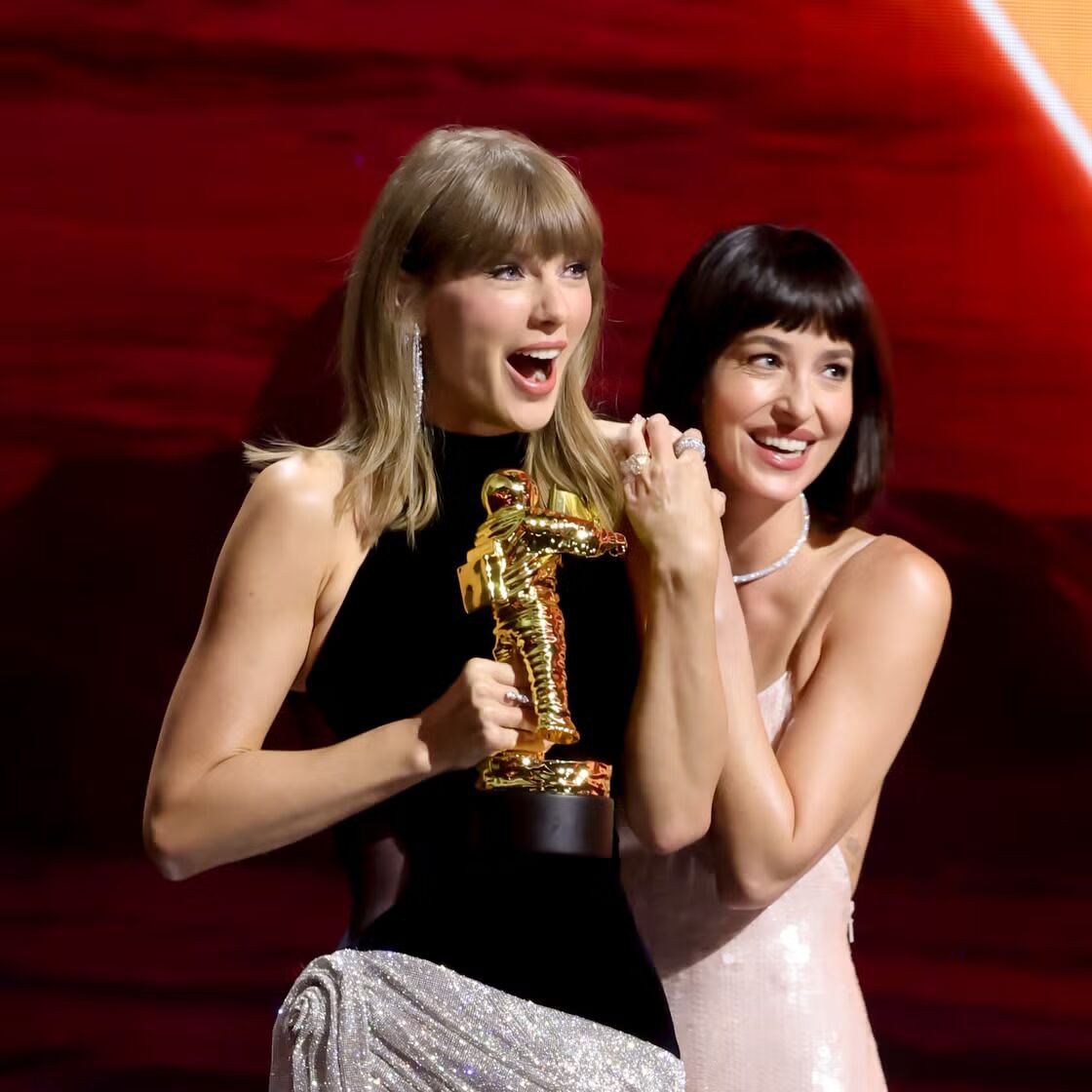 &ldquo;Soft French Fringe&rdquo; Jadi Transformasi Rambut Paling Flattering Musim Gugur, seperti Dakota Johnson dan Taylor Swift