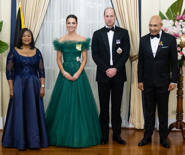 (Pangeran William & Kate Middleton bersama Gubernur Jenderal Jamaika, Patrick Allen dan juga Lady Patricia Allen.)