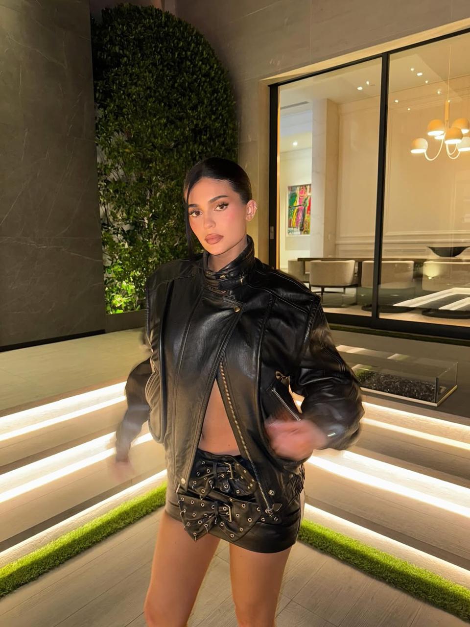 Kylie Jenner Tampil Edgy dengan Setelan “Motorcore” 