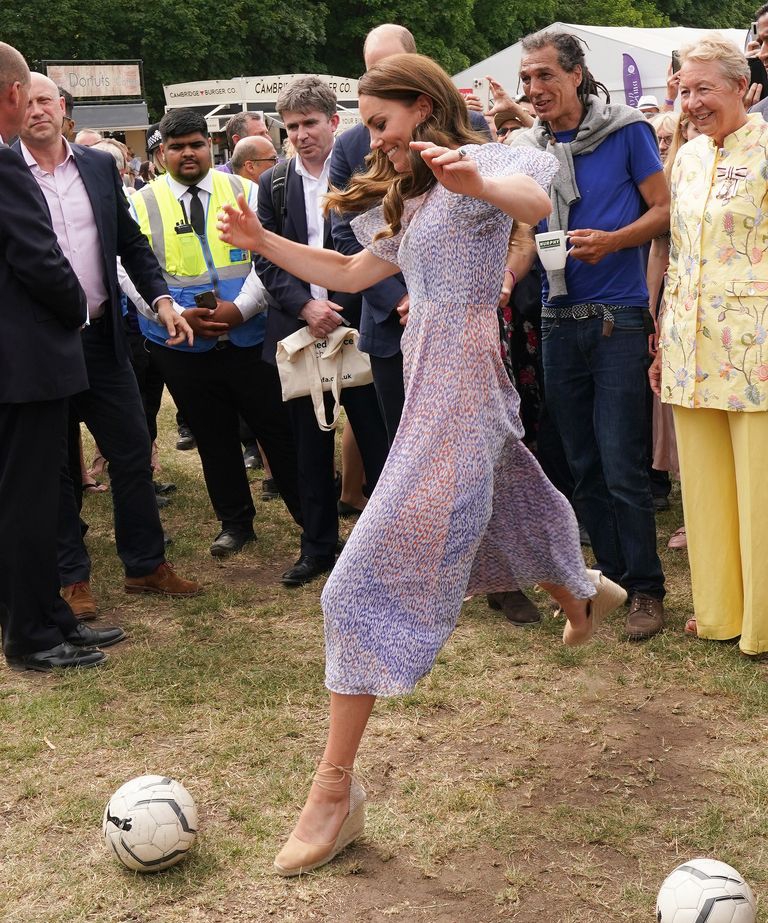 Kate Middleton Menendang Bola Sepak dengan Sepatu Hak Tinggi Layaknya Seorang Profesional