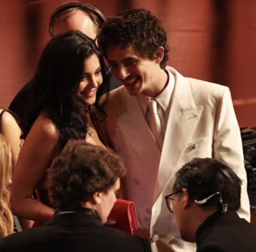 Kylie Jenner & Timoth&eacute;e Chalamet Tampil Mesra di Ajang Oscar 2026