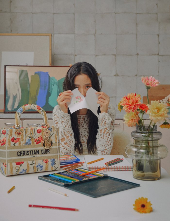 Jisoo Blackpink Padukan Ragam Tas Ikonis Lady Dior Dalam Pemotretan Terbarunya