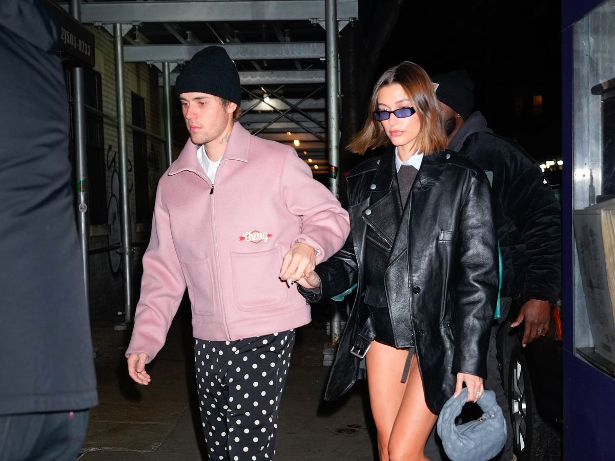 Gaya Berkencan Justin dan Hailey Bieber Menampilkan Sentuhan Warna yang Berani