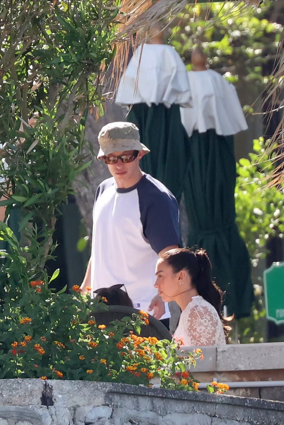 Dua Lipa dan Callum Turner Menikmati Sarapan Bergaya Setelah Pesta Pernikahan yang Berlangsung Semalaman