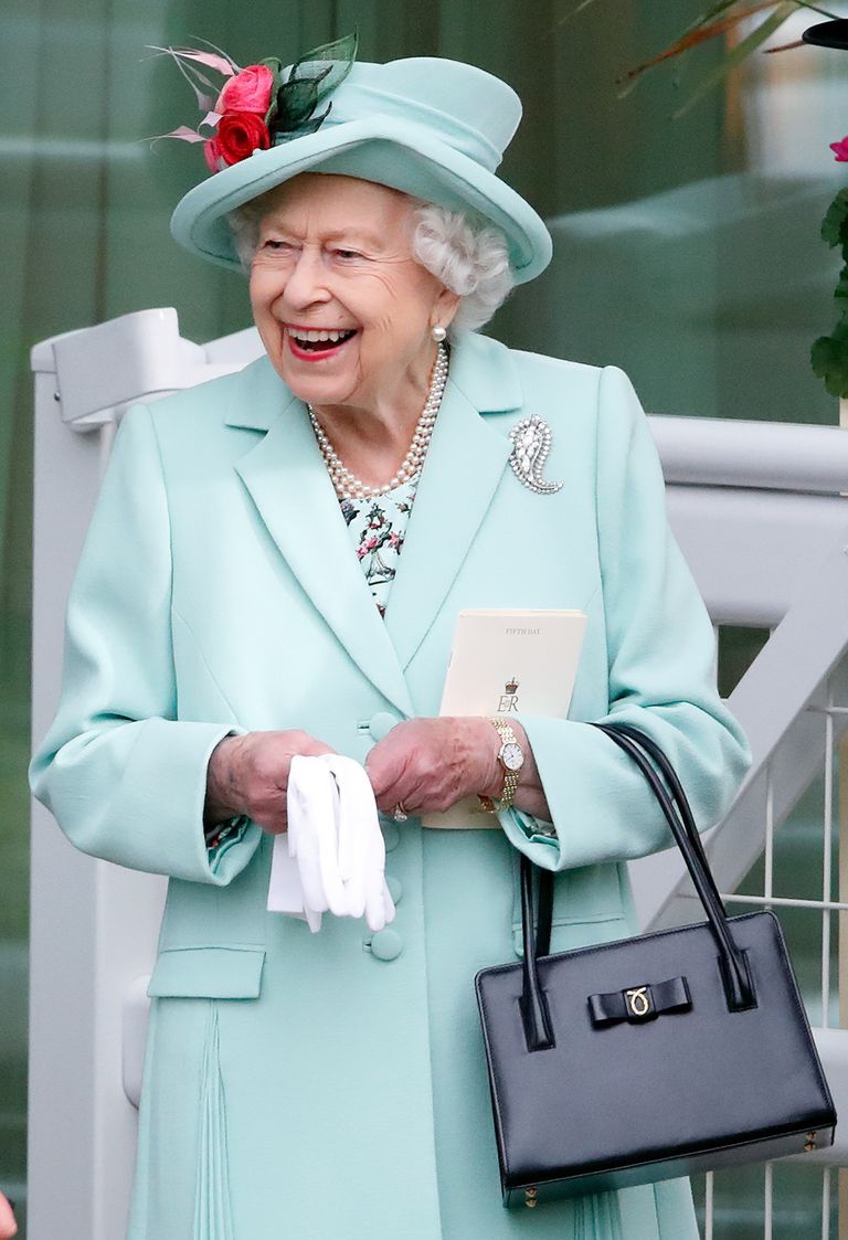 Ratu Elizabeth di Royal Ascot pada tahun 2021, membawa tas tangan Launer.