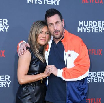 Adam Sandler Mengirimkan Bunga ke Jennifer Aniston