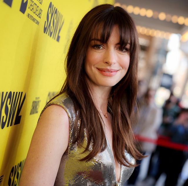 Anne Hathaway Mendukung Komunitas Transgender dengan Menggunakan Aksesori Ini