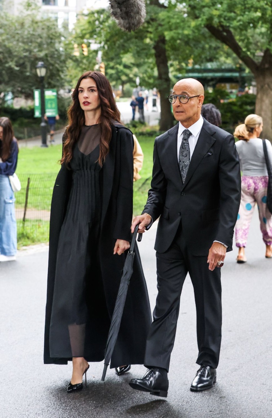 Anne Hathaway dan Stanley Tucci
