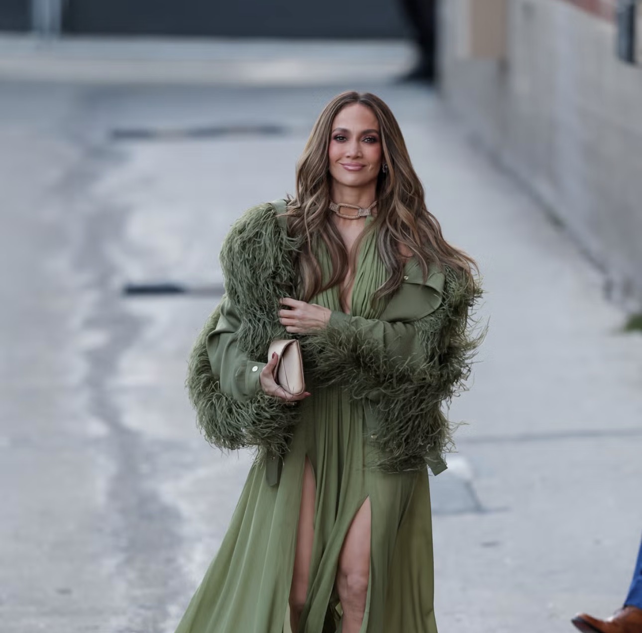 Jennifer Lopez Tampil Bak Mother Nature dalam Sage Dress Berpotongan Rendah dengan Blazer Mossy Senada