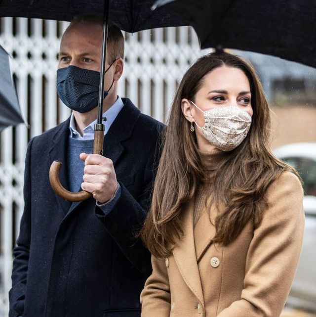 Kate Middleton Tampil Memesona dalam Balutan Tampilan Busana Serba Cokelat dan Masker Berwarna Senada