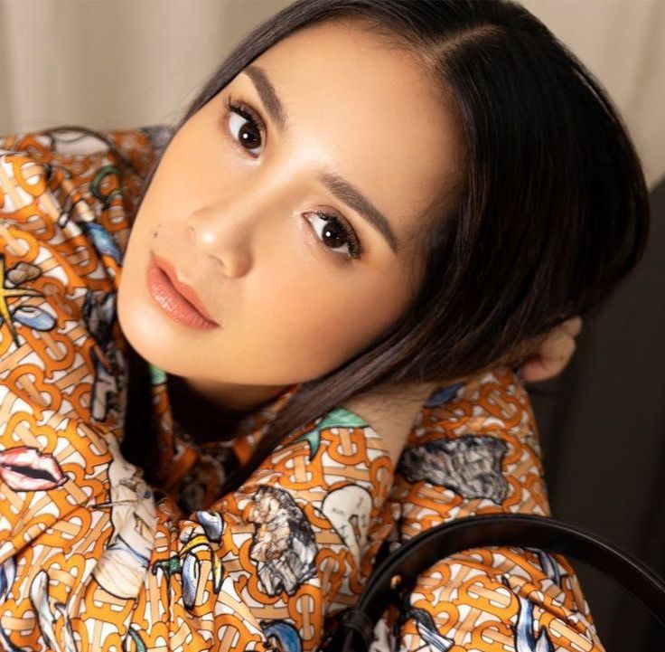 Kenakan Busana Santai, Nagita Slavina Berfoto dengan Mobil Pink Klasik