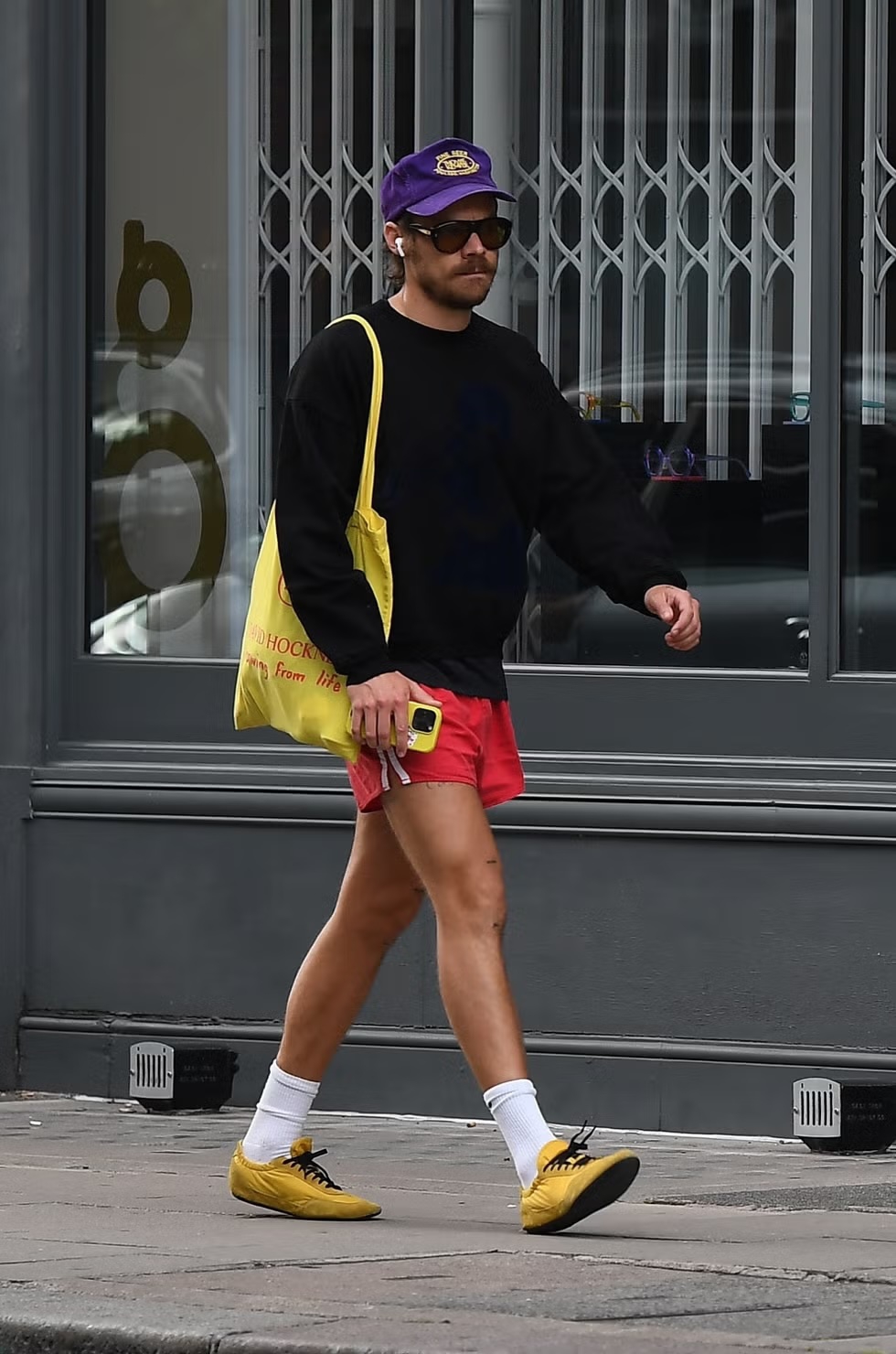 Harry Styles Meniru Gaya Bad Bunny dengan Tampil Mengenakan Sneakers Model Ballerina Berwarna Kuning