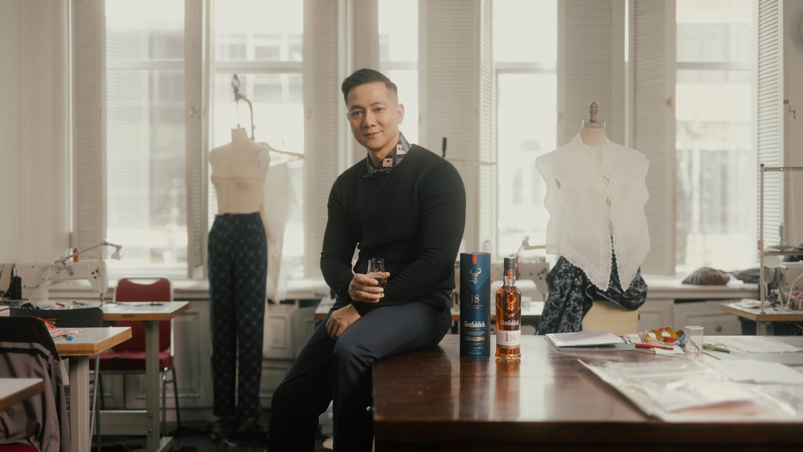 Glenfiddich Where Next Club Perkenalkan Toton Januar, Desainer yang Mengangkat Identitas Budaya Indonesia di Dunia Fashion sebagai Maverick Tahun Ini