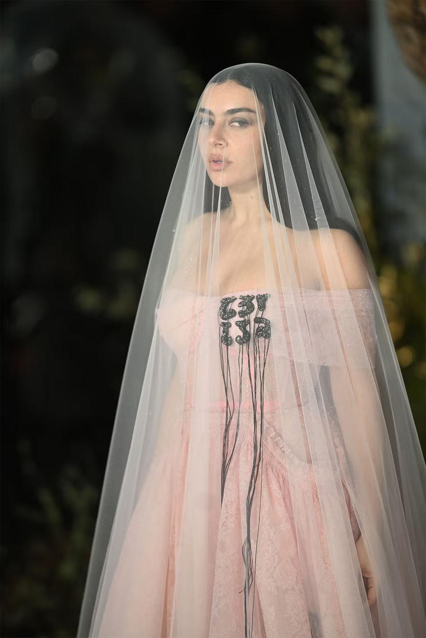 Charli XCX mengenakan gaun pengantin dramatis saat premiere film Wuthering Heights di London