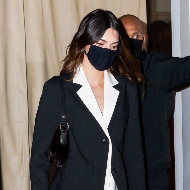 Lihat Tampilan Kendall Jenner Dengan Oversized Blazer dan Sepatu Bot Kulit di NYC