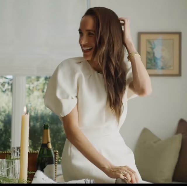 Duchess Meghan Sambut Musim Liburan lewat Gaun Krem Berlengan Puff dan Kalung Zamrud