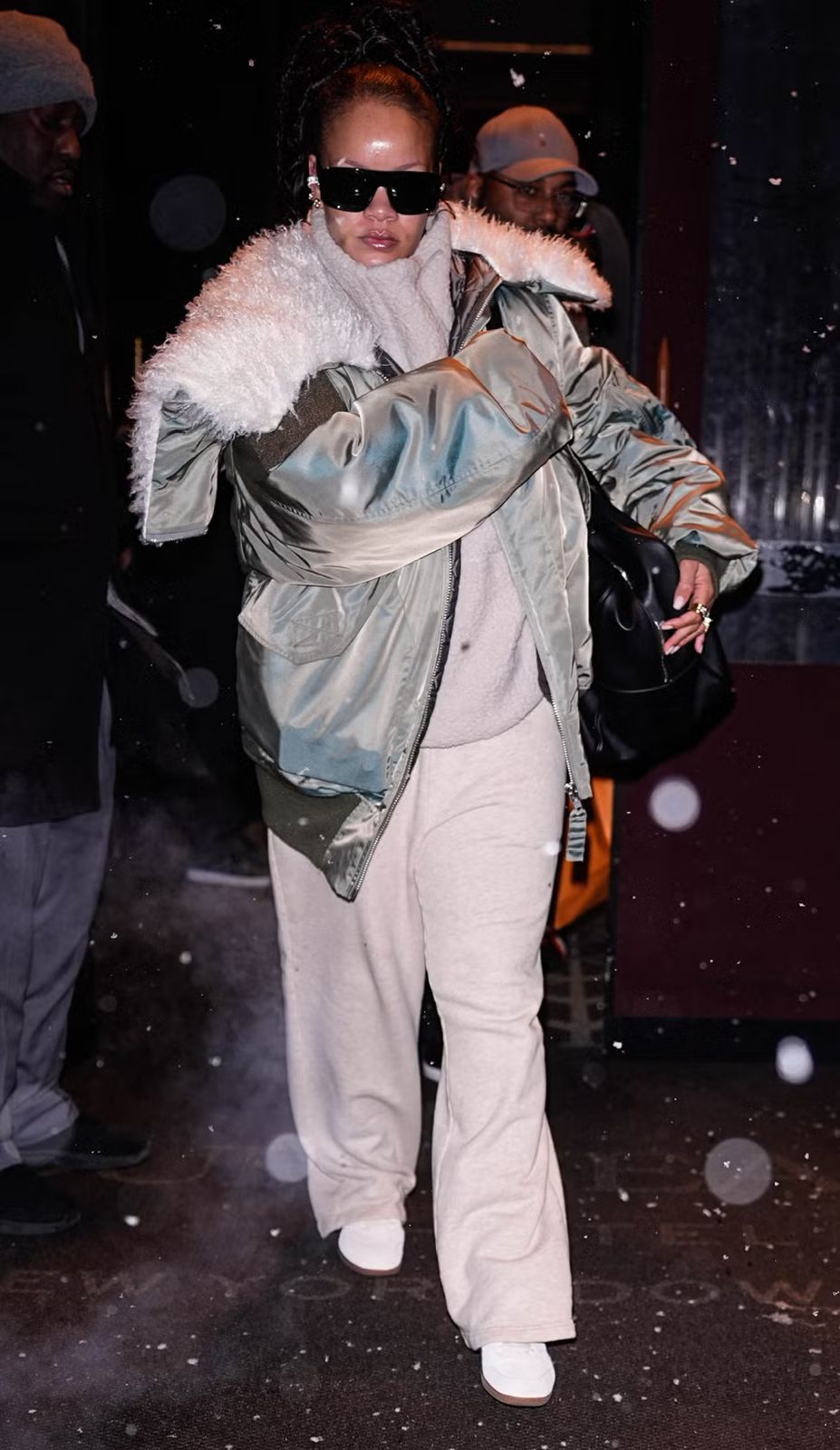Rihanna Hadir Dengan Inspirasi Pakaian Dingin yang Modis