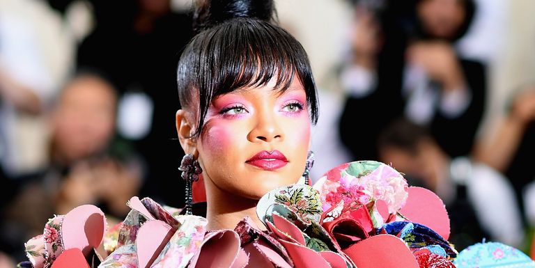 Rihanna Kenakan Gaun Tie-Dye Berbahan Sutra lengkap dengan Topi Bucket Senada