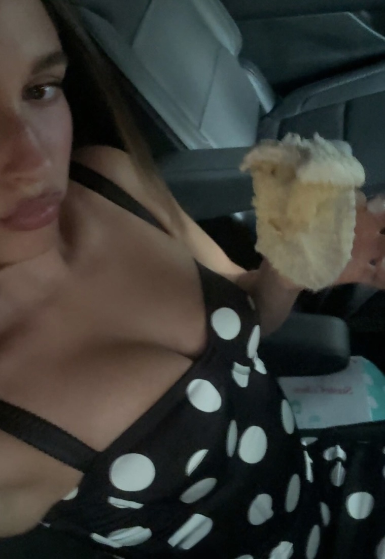 Hailey Bieber Mengenakan Baju Polka-dot