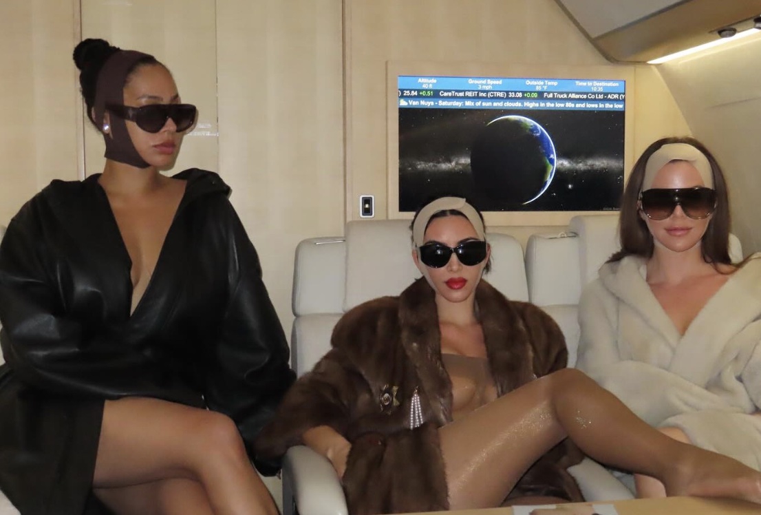 Kim Kardashian Tampil dengan Mantel Bulu dan Face Wrap Skims Kontroversialnya