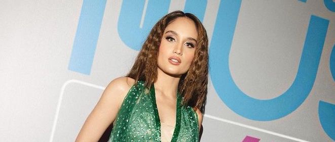 Cinta Laura Kiehl Sepertinya Telah Menyambut Akhir Tahun dengan Busana Selebrasi