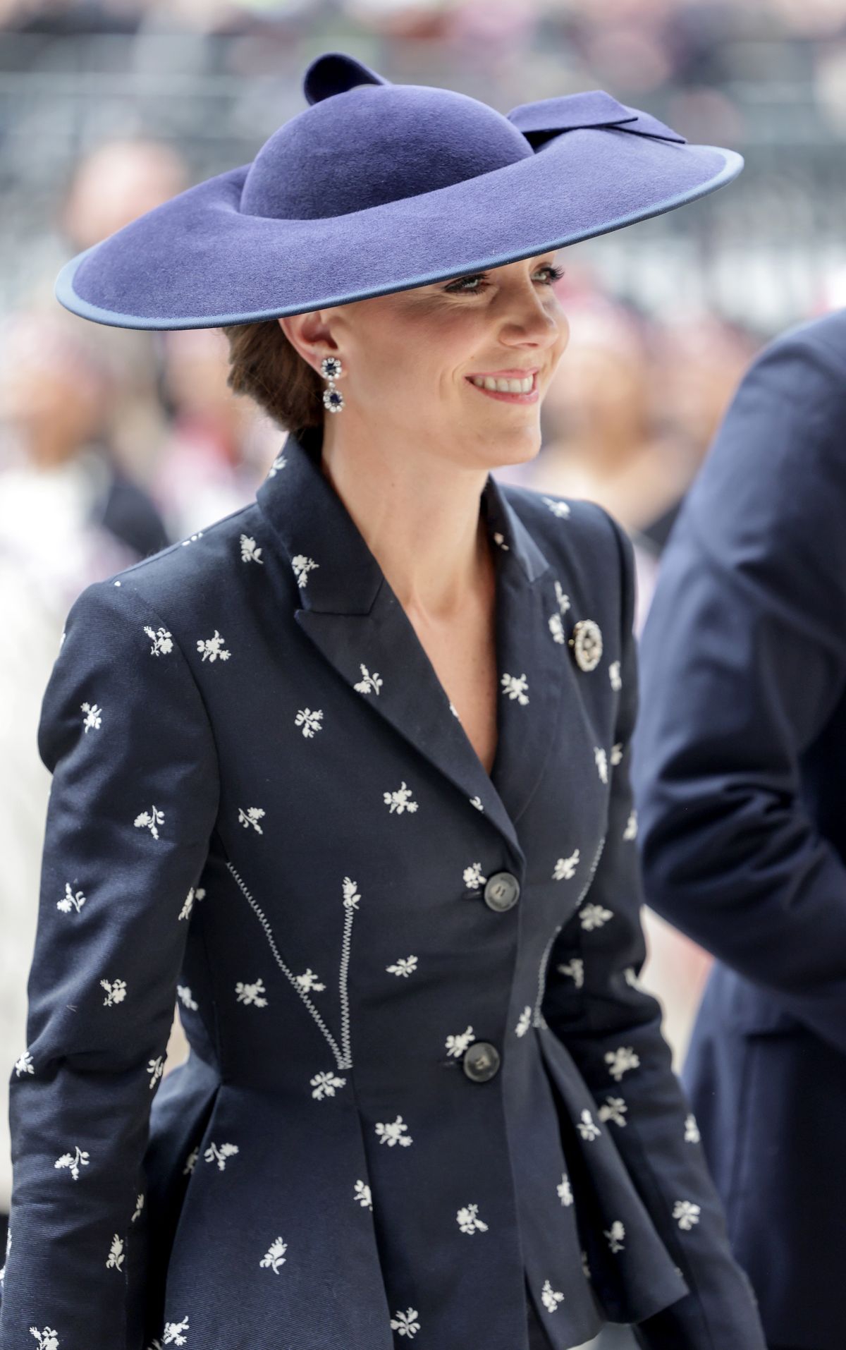 Putri Kate Tampil Cantik dengan Setelan Rok dan Topi Biru Navy untuk Hari Persemakmuran