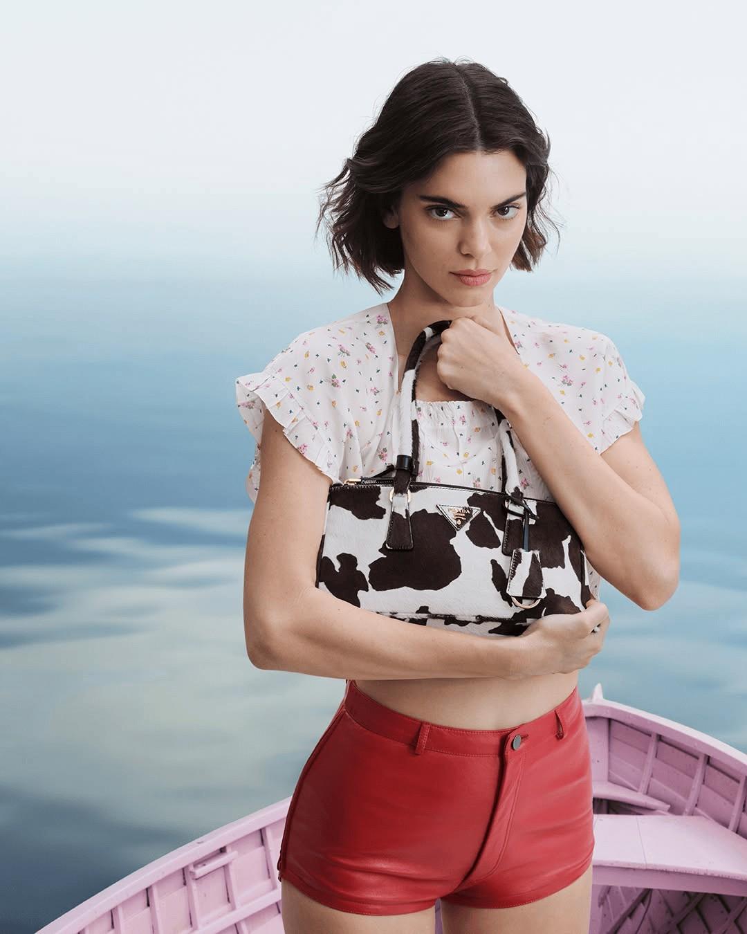 Kendall Jenner Curi Perhatian di Kampanye Prada