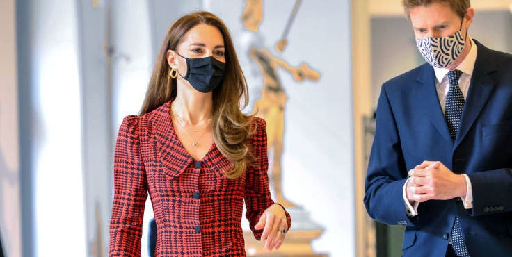 Kate Middleton Terlihat Elegan dalam Balutan Gaun Bermotif Houndstooth Karya Desainer Alessandra Rich Ketika Berkunjung ke Museum V&A