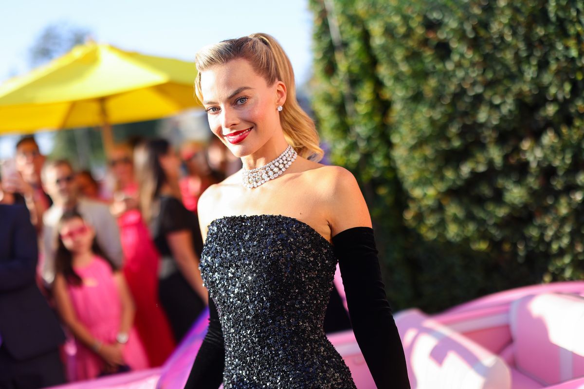 Cara Margot Robbie Tampil Glamor Ala Barbie Tahun 60-an