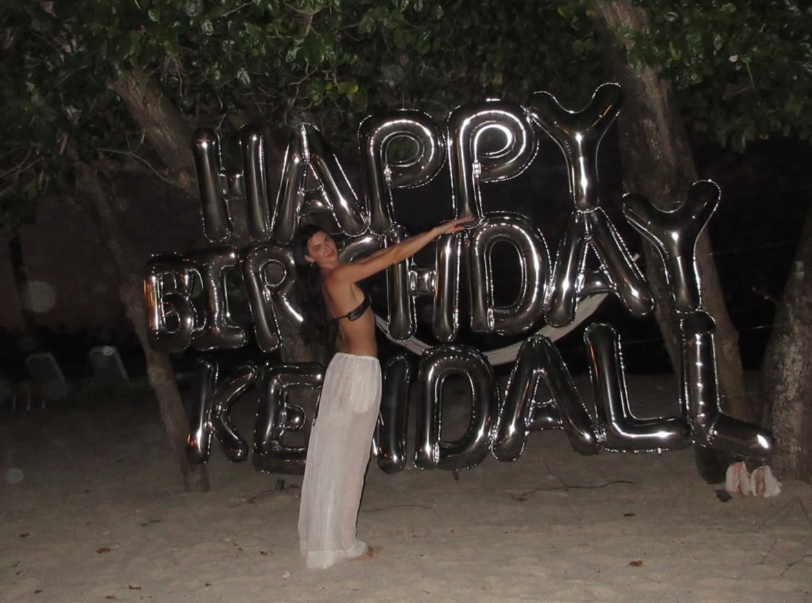 Kendall Jenner Rayakan Ulang Tahun ke-30 dengan Gaya “Birthday Suit” di Pinggir Pantai