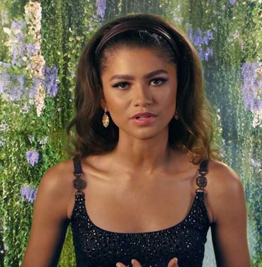 Zendaya Raih Piala Visionary Awards 2020 di Green Carpet Fashion Awards