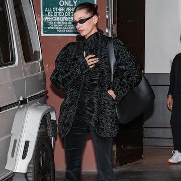 Hailey Bieber Kenakan Mantel Bertekstur yang Jadi Sorotan dari Tampilan Serba Hitam yang Mewah