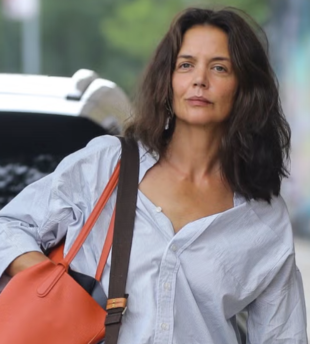 Katie Holmes Padukan Tas Louis Vuitton Berukuran Ekstra Besar dengan Gaya Musim Panas yang Santai