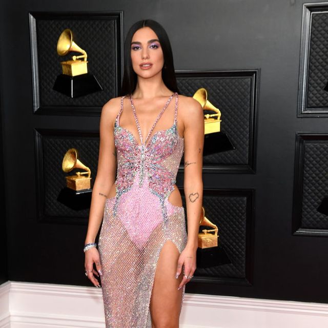 Dua Lipa Tampil Seperti Diva Cher di Ajang Grammy Awards 2021