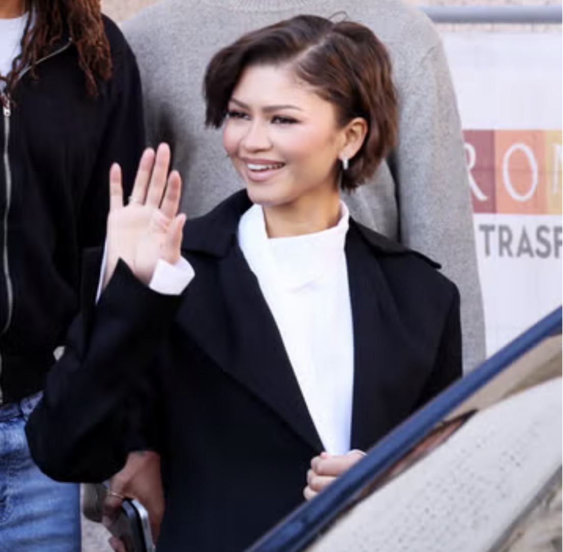 Zendaya Beri Isyarat ke Dua Film Mendatang Lewat Gaun Peplum Berhiaskan Bulu